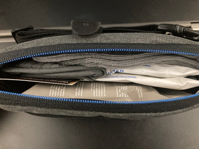 United Polaris business class 787 10 amenity kit open HND LAX