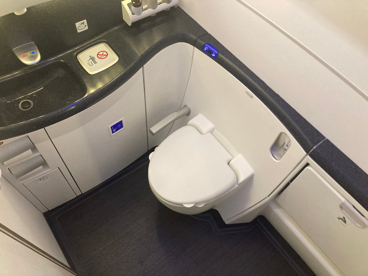 United Polaris business class 787 10 lavatory HND LAX