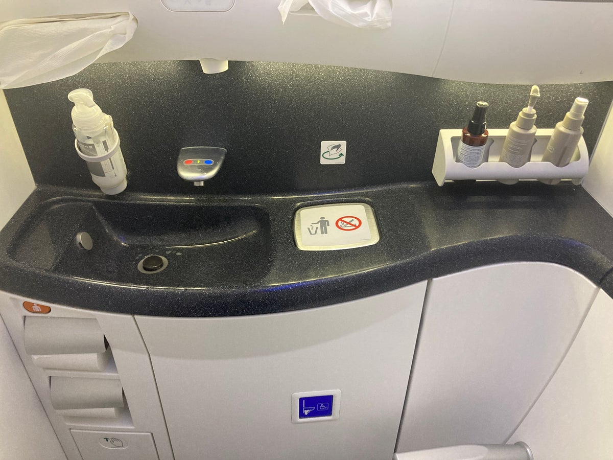 United Polaris business class 787 10 lavatory toiletries HND LAX