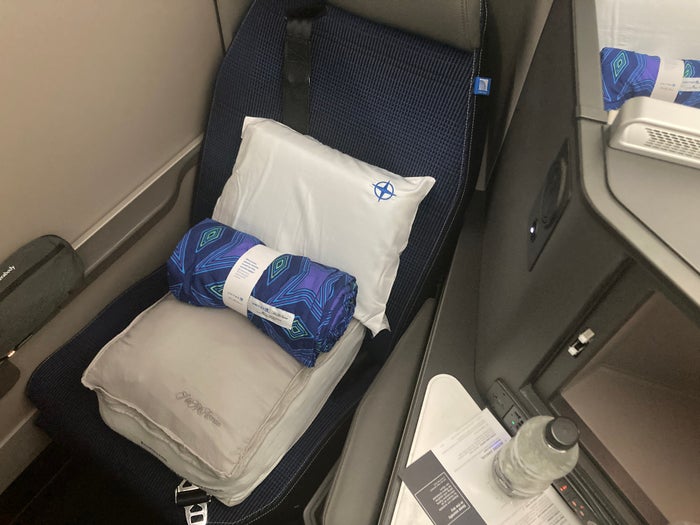 United Polaris business class 787 10 seat closeup HND LAX