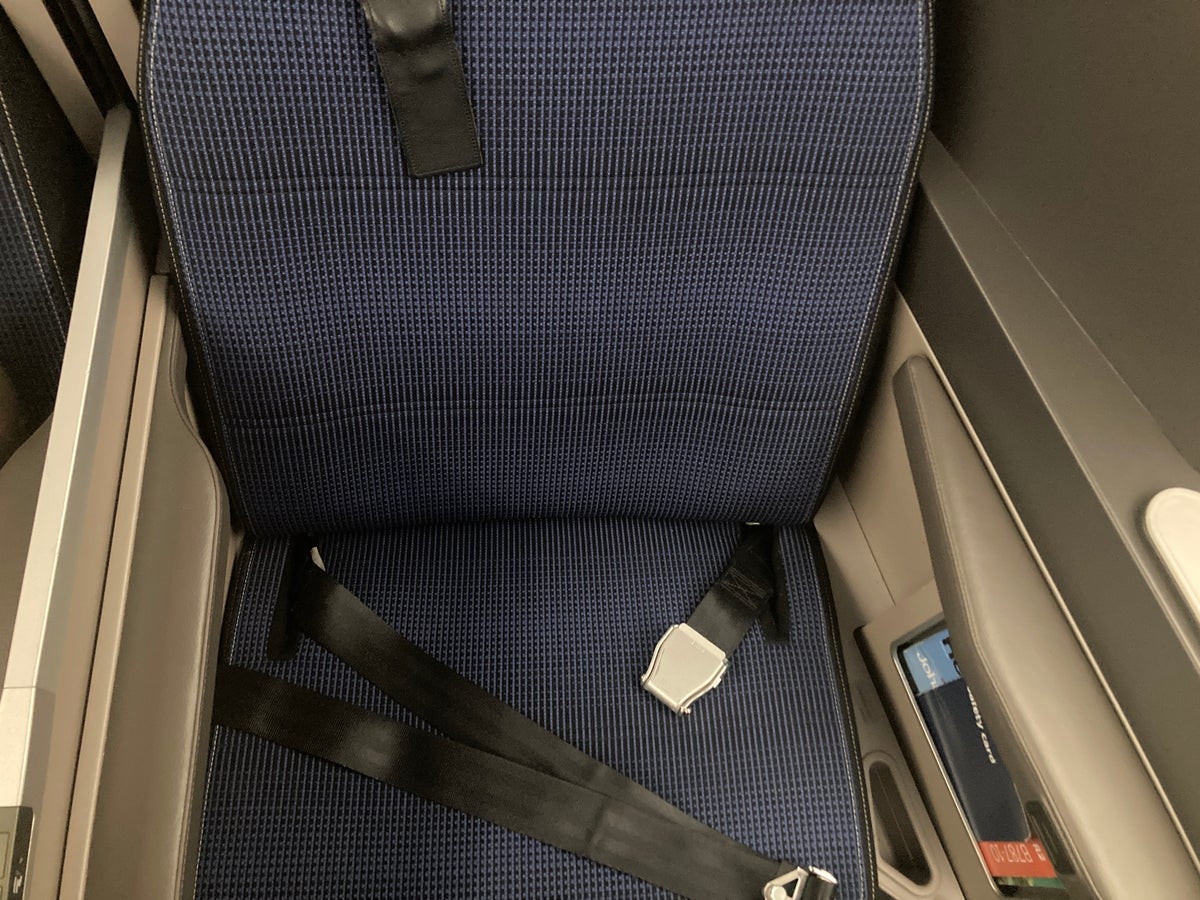 United Polaris business class 787 10 seatbelt HND LAX