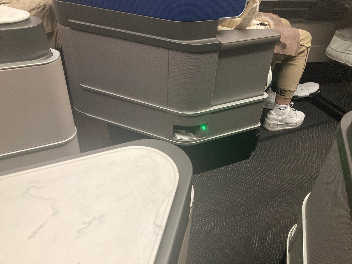 United Polaris business class 787 10 step in moulding HND LAX