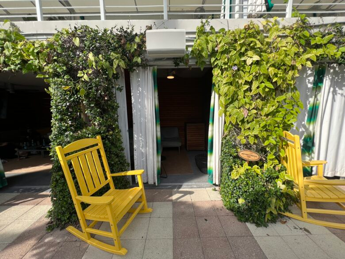 Kimpton Surfcomber Poolside Cabanas