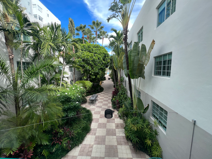 Kimpton Surfcomber Courtyard 