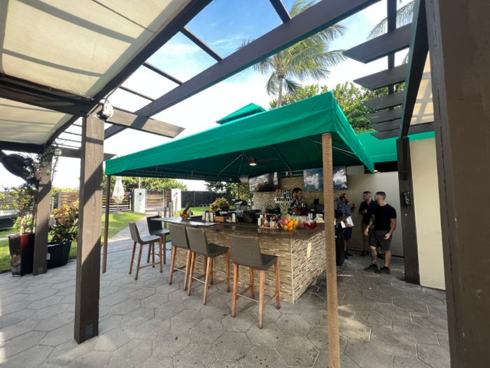 High Tide Beach Bar 