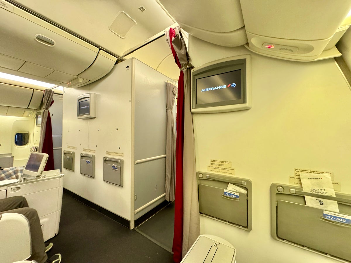 Air France 777 Business Class Bulkhead