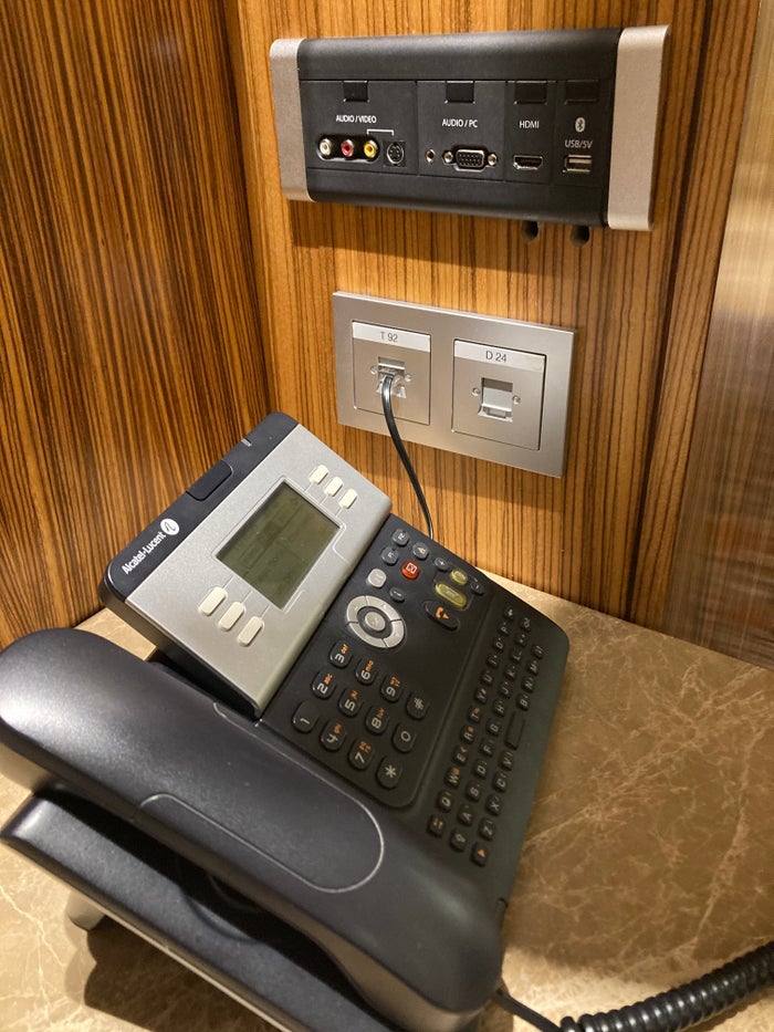 Andaz Capital Gate Abu Dhabi desk phone outlets Andaz Capital Gate Abu Dhabi desk phone outlets