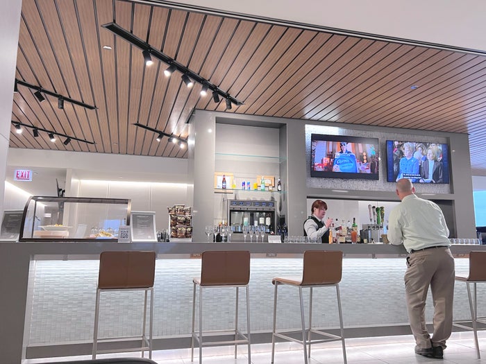 Bar at Admirals Club ORD Concourse HK Bar at Admirals Club ORD Concourse HK