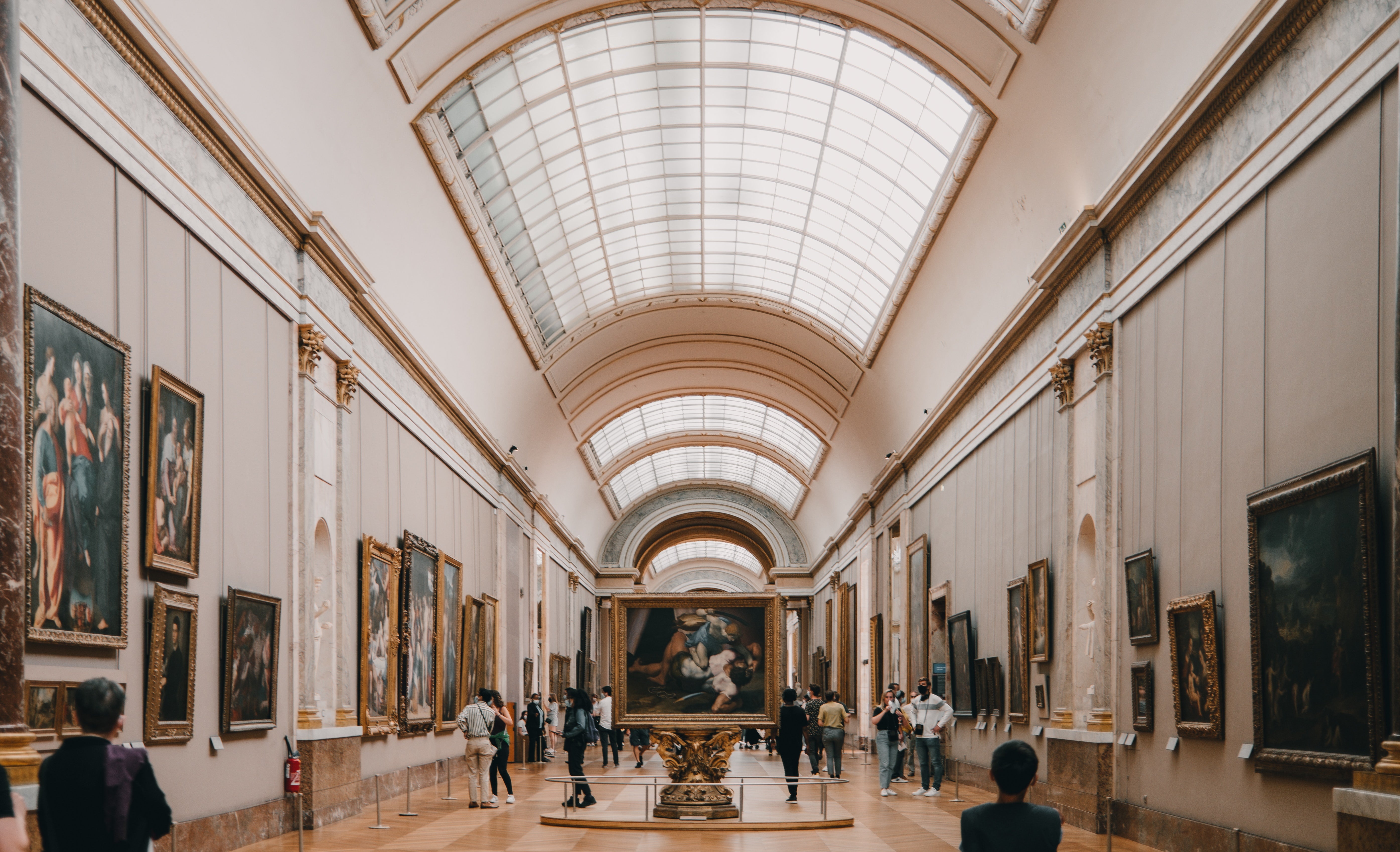 Где находится знаменитый музей. Louvre Museum. Большая галерея Лувра. Малая галерея Лувр.