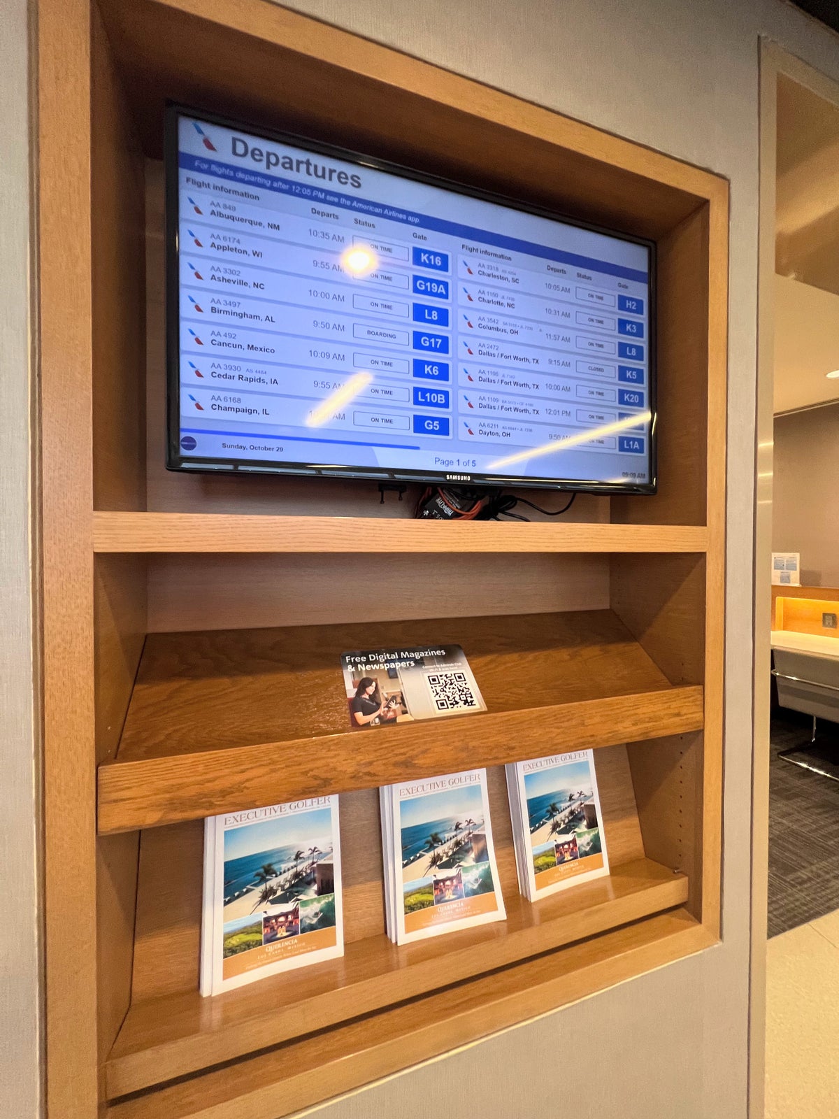 Flight info monitors in Admirals Club Chicago OHare Concourse G
