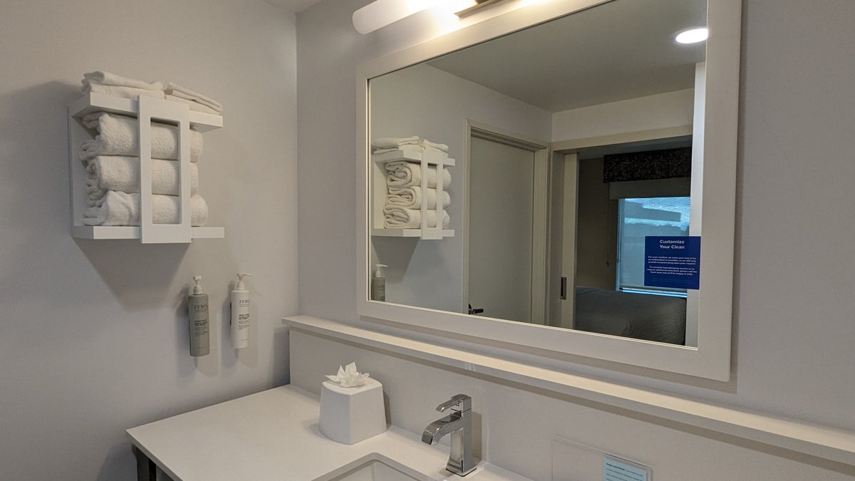 Hampton Inn and Suites Aurora South Denver room bathroom mirror and towels