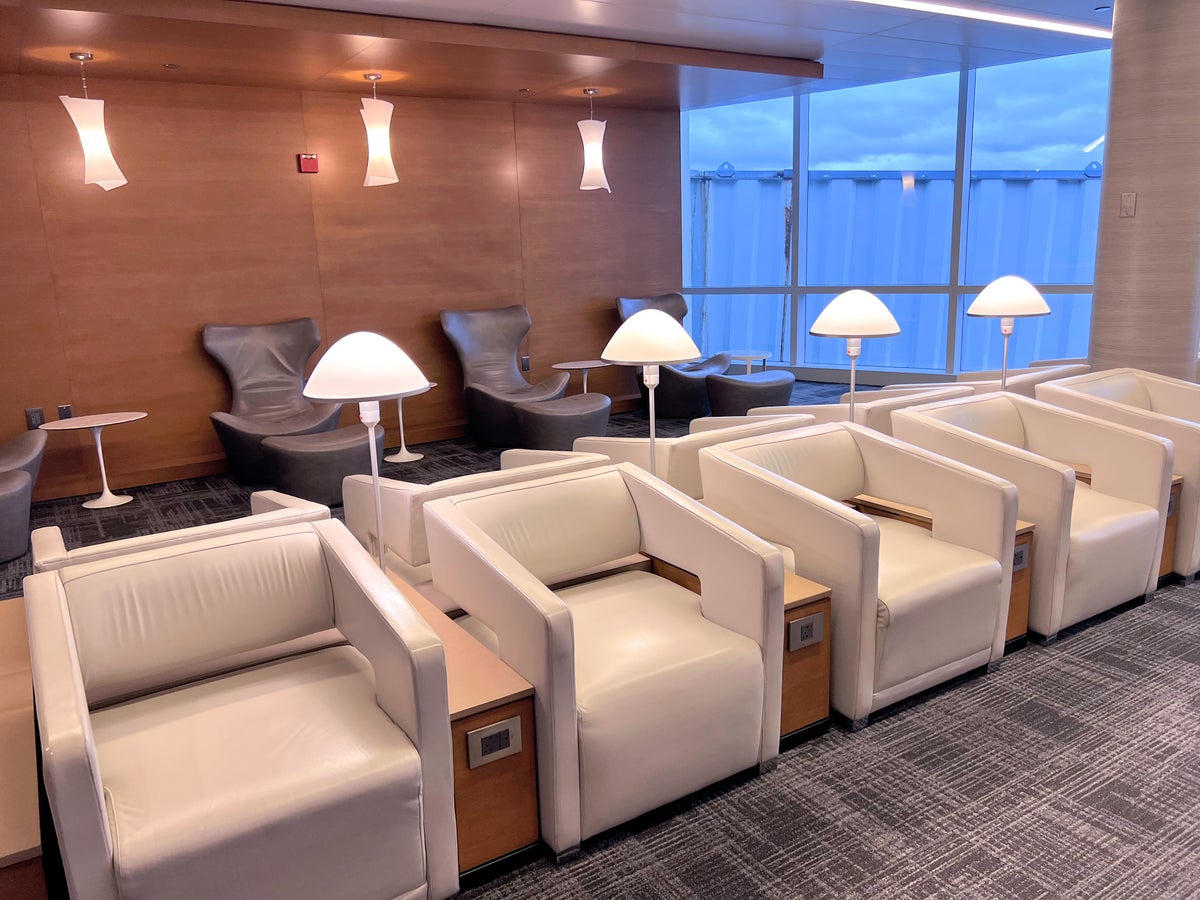 Ohare Admirals Club Concourse G quiet room seating