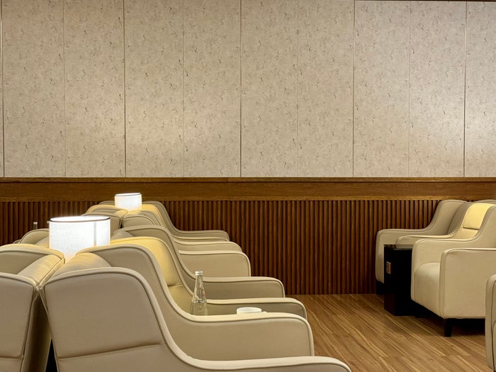 Sri Lankan A330 business class MLE lounge decor