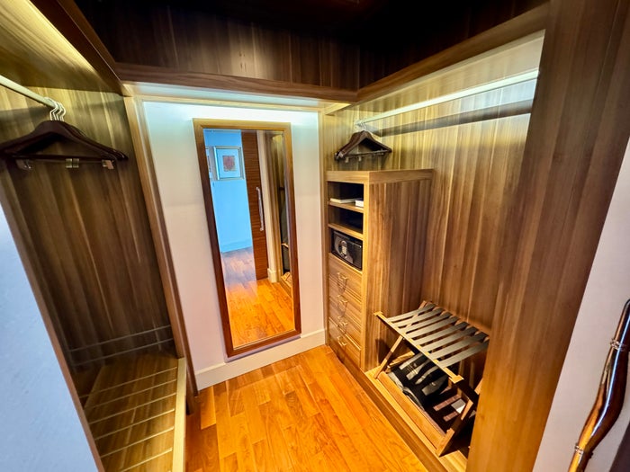 Waldorf Astoria Dubai Palm Jumeirah Closet
