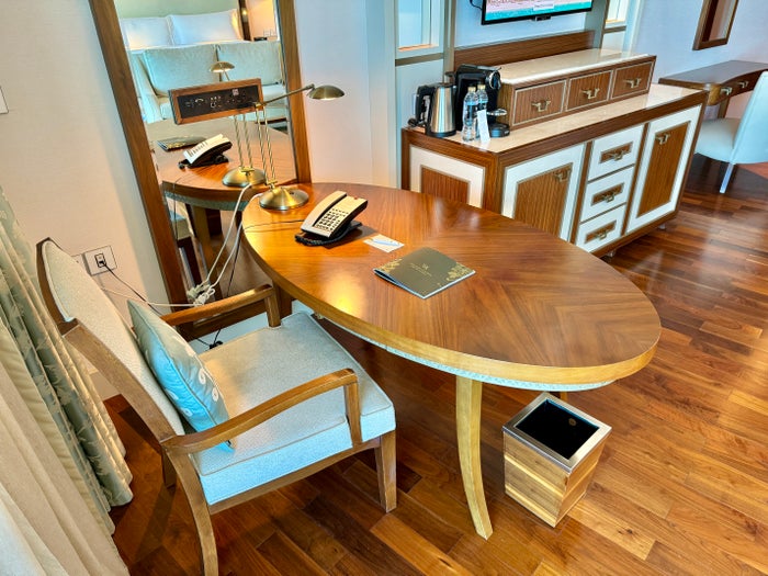 Waldorf Astoria Dubai Palm Jumeirah Desk