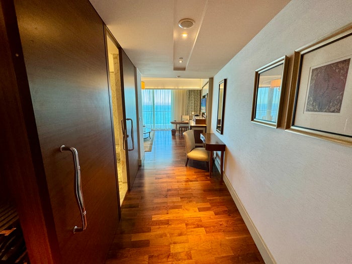 Waldorf Astoria Dubai Palm Jumeirah Guest Room Foyer