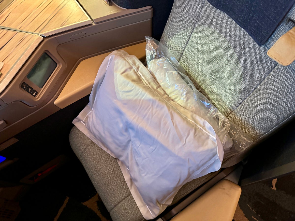 China Airlines A350 Business Class Seat 15K Pillow and Bedding