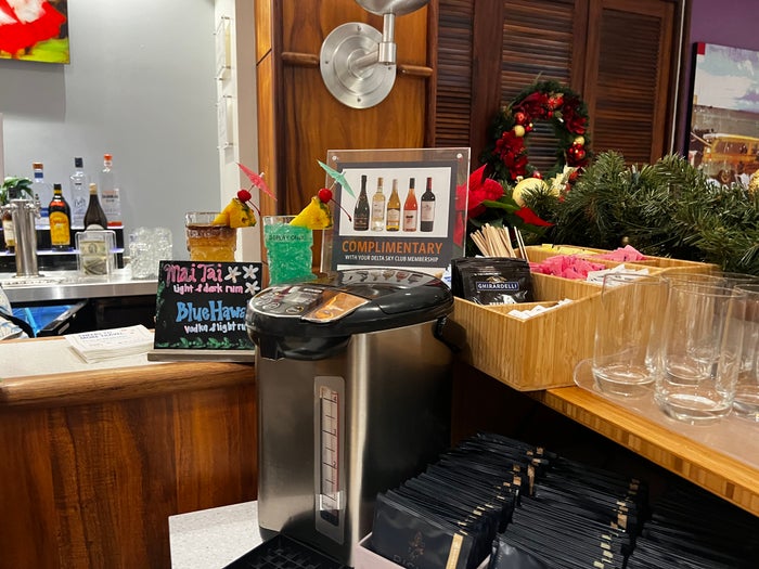Delta Sky Club HNL Bar Delta Sky Club HNL Bar