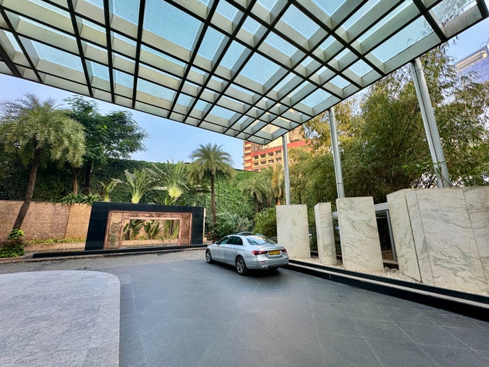 Four Seasons Mumbai Hotel Driveway
