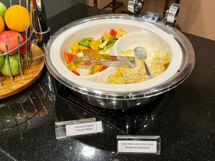 Gulf Air A321neo business class CMB Araliya Lounge FnB hot food Gulf Air A321neo business class CMB Araliya Lounge FnB hot food