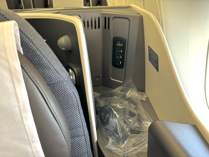 Gulf Air A321neo business class headphones Gulf Air A321neo business class headphones