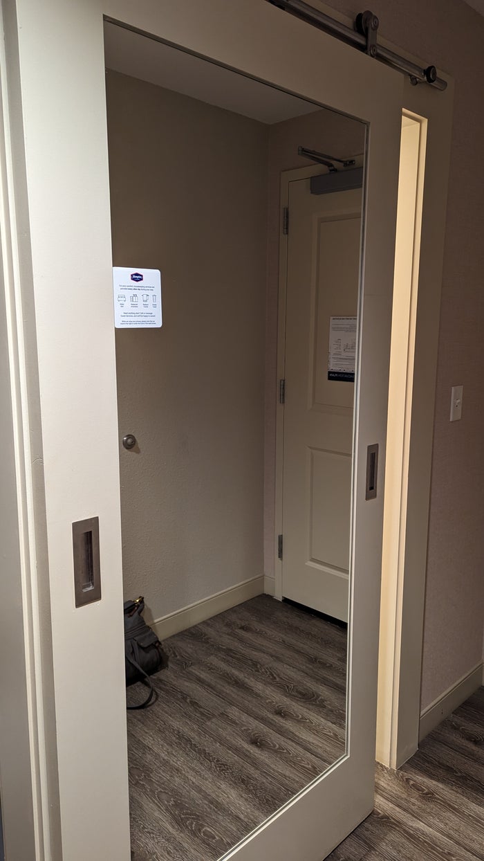 Hampton Inn Houston Downtown guestroom bathroom door