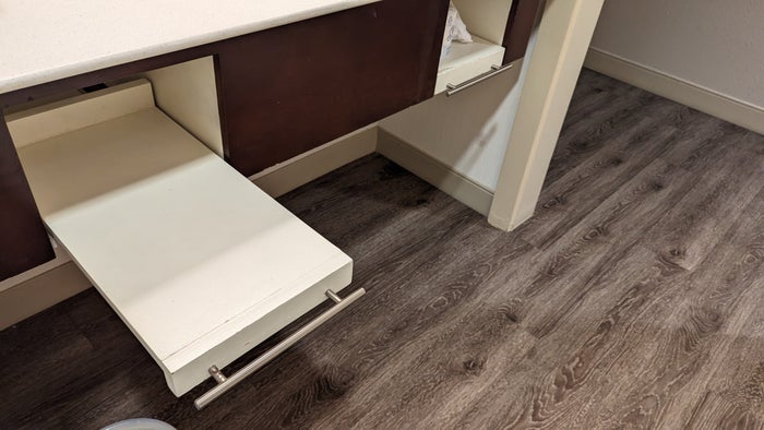 Hampton Inn Houston Downtown guestroom bathroom shelves