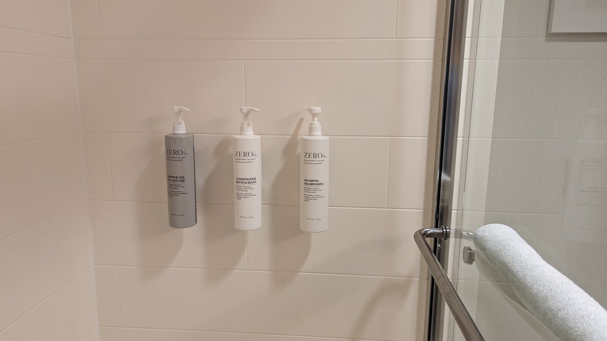 Hampton Inn Houston Downtown guestroom bathroom shower amenities