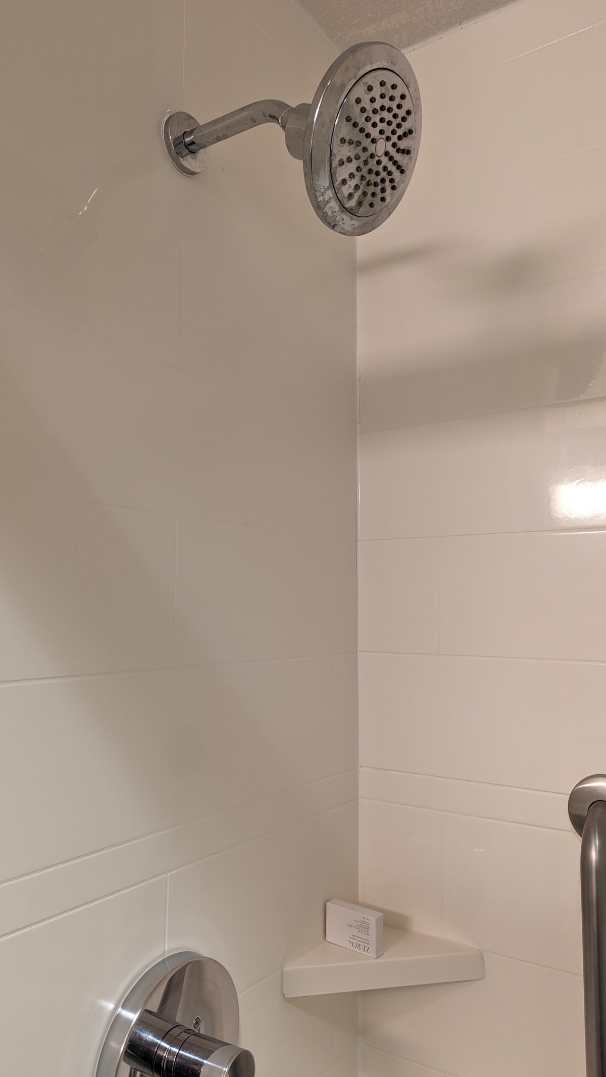 Hampton Inn Houston Downtown guestroom bathroom shower head