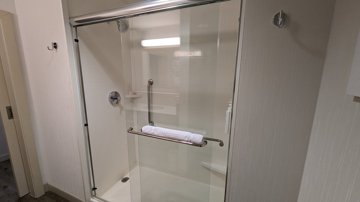 Hampton Inn Houston Downtown guestroom bathroom shower