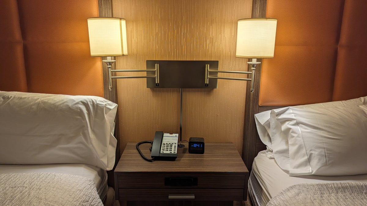 Hampton Inn Houston Downtown guestroom nightstand with lamps