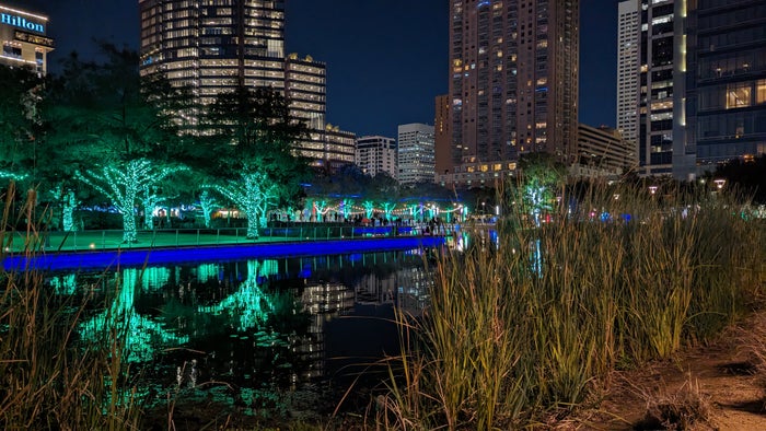 Hampton Inn Houston Downtown location Discovery Green park lake
