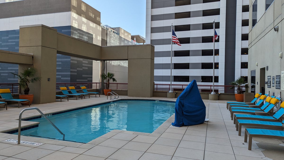 Hampton Inn Houston Downtown pool deck view