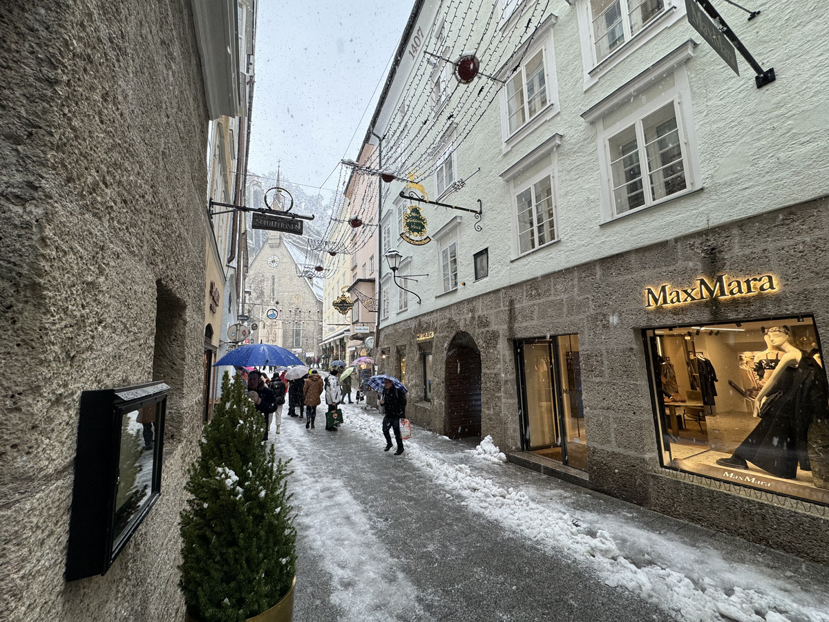Hotel Goldener Hirsch Street With Snow