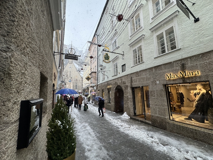 Hotel Goldener Hirsch Street With Snow Hotel Goldener Hirsch Street With Snow