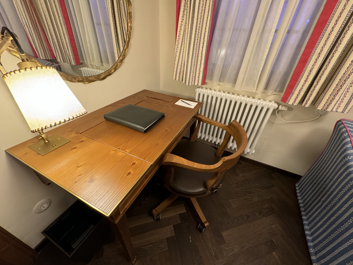 Hotel Goldener Hirsch Suite Desk