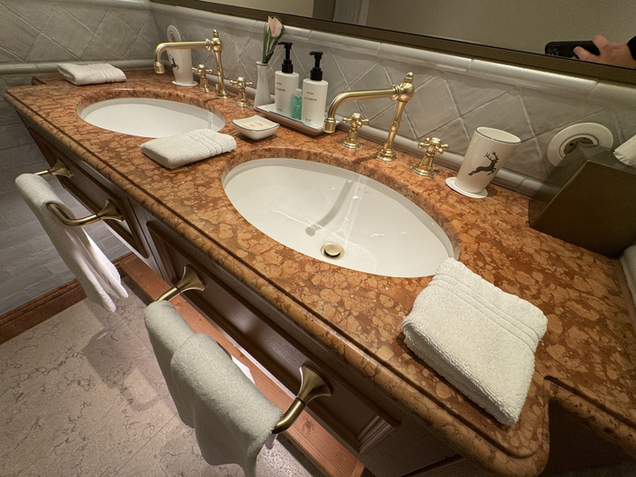 Hotel Goldener Hirsch Suite Vanity Hotel Goldener Hirsch Suite Vanity