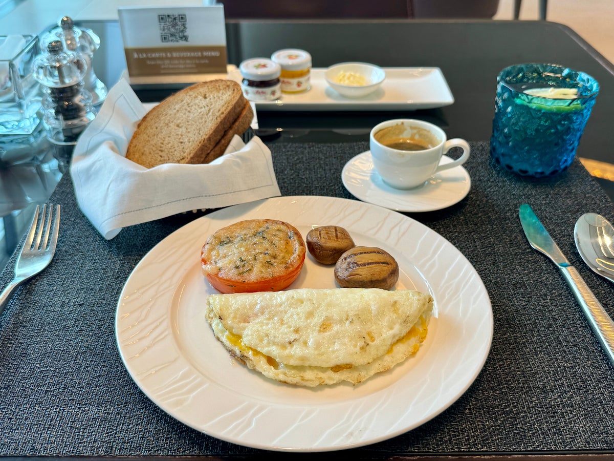 Qatar Airways Al Safwa Lounge Doha breakfast