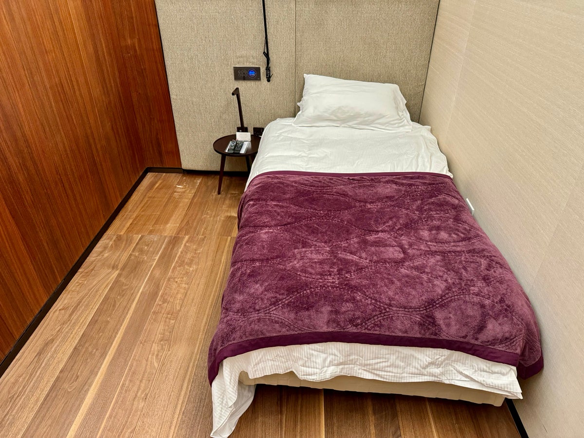 Qatar Airways Al Safwa Lounge Doha quiet room bed