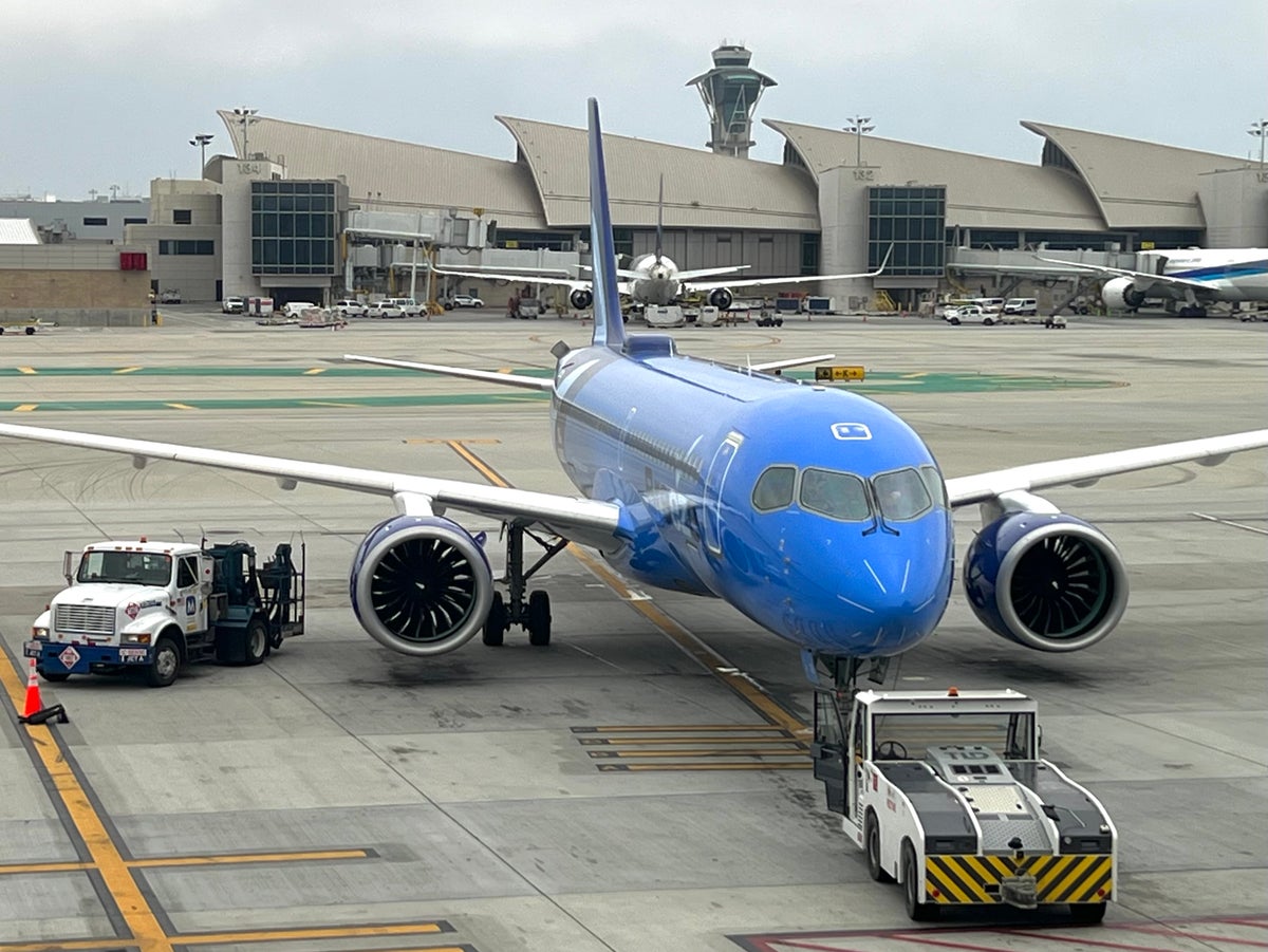 Breeze Airways A220 at LAX