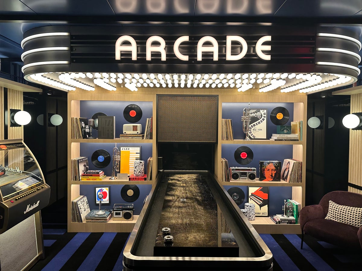 Chase Lounge LGA arcade