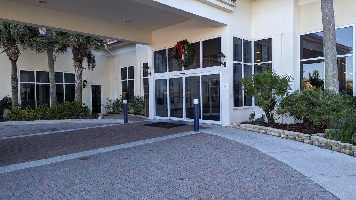 Hilton Pensacola Beach entryway