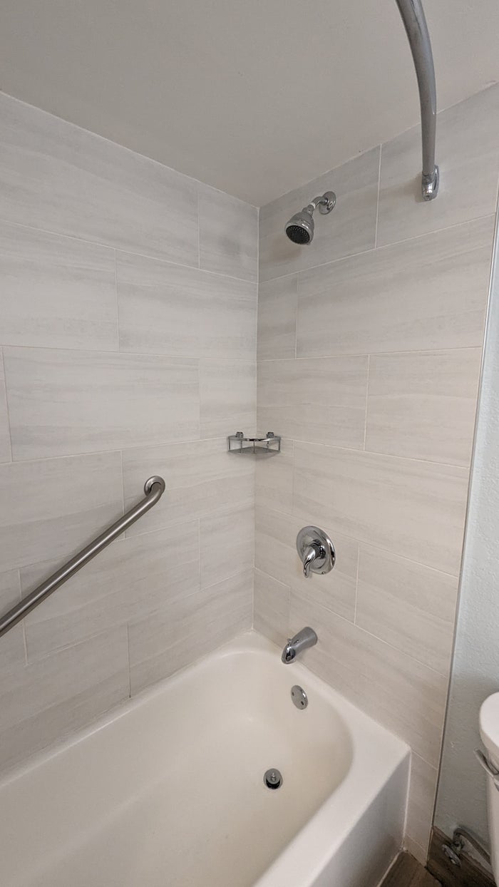 Hilton Pensacola Beach guestroom bathroom shower and tub Hilton Pensacola Beach guestroom bathroom shower and tub