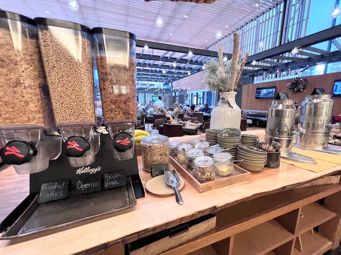 Hyatt Regency Chicago American Craft Kitchen breakfast buffet cereal