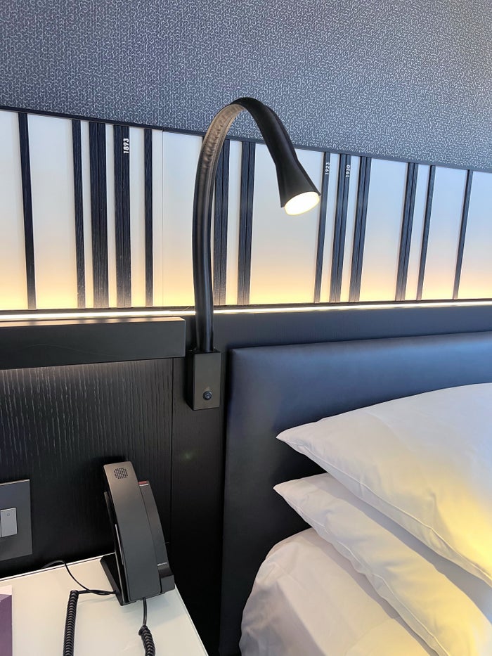 Hyatt Regency Chicago bedside reading light