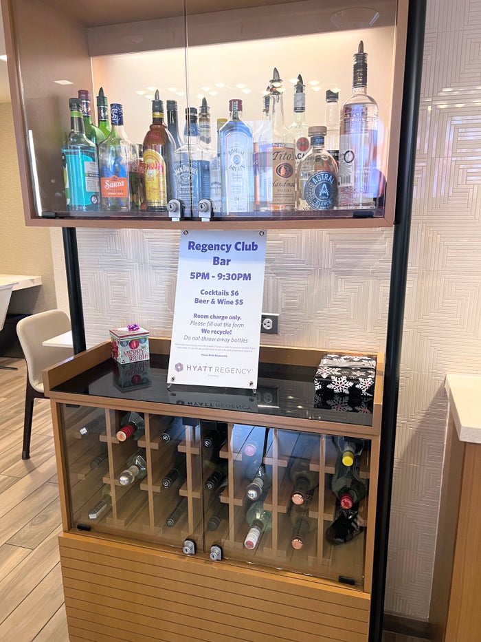 Hyatt Regency Chicago club lounge bar
