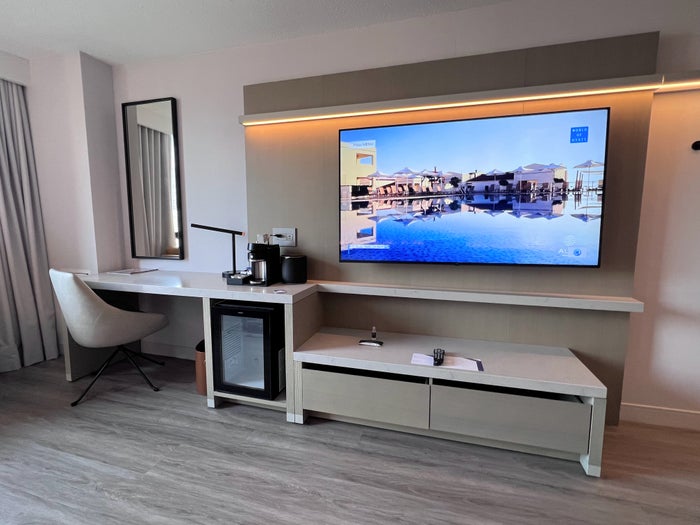 Hyatt Regency Chicago tv and desk area