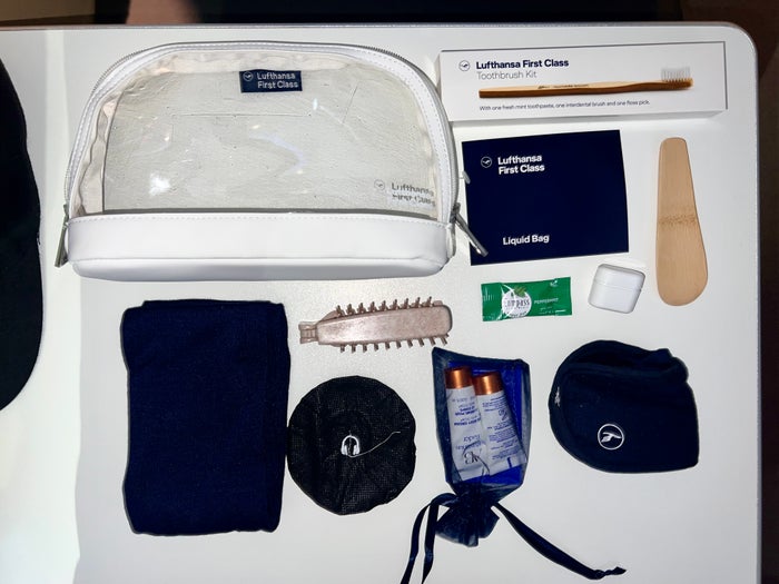 LH F A346 amenity kit inside LH F A346 amenity kit inside