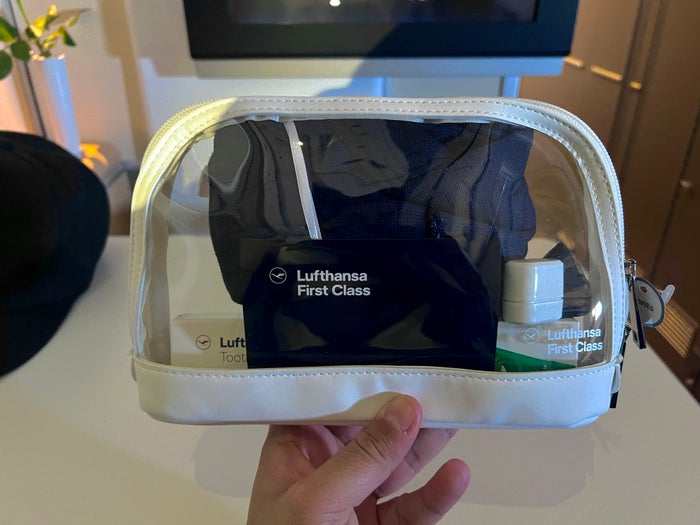 LH F A346 amenity kit outside LH F A346 amenity kit outside