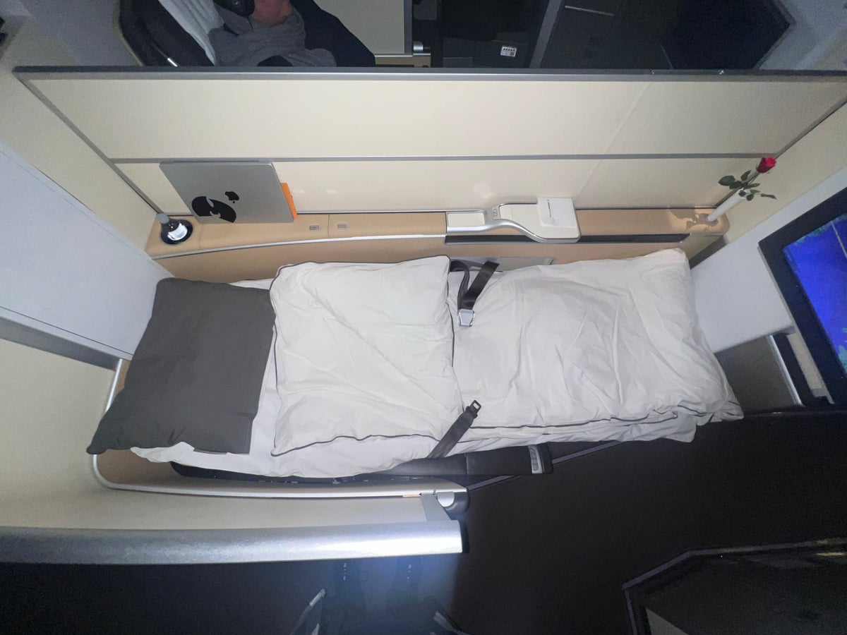 LH F A346 bed full with sheets